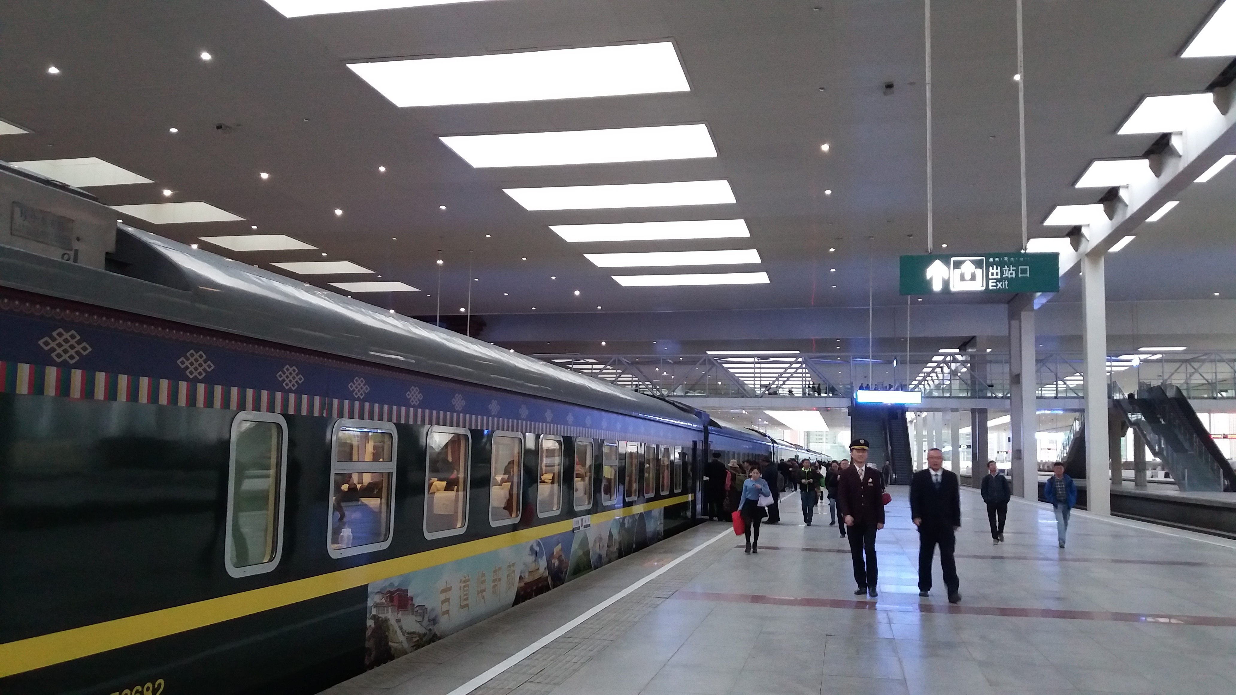 Lhasa_Railway_Station,_Tibet