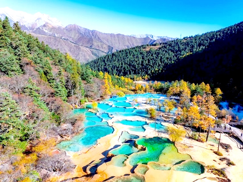 5-Day Chengdu Panda, Huanglong & Jiuzhaigou Tour