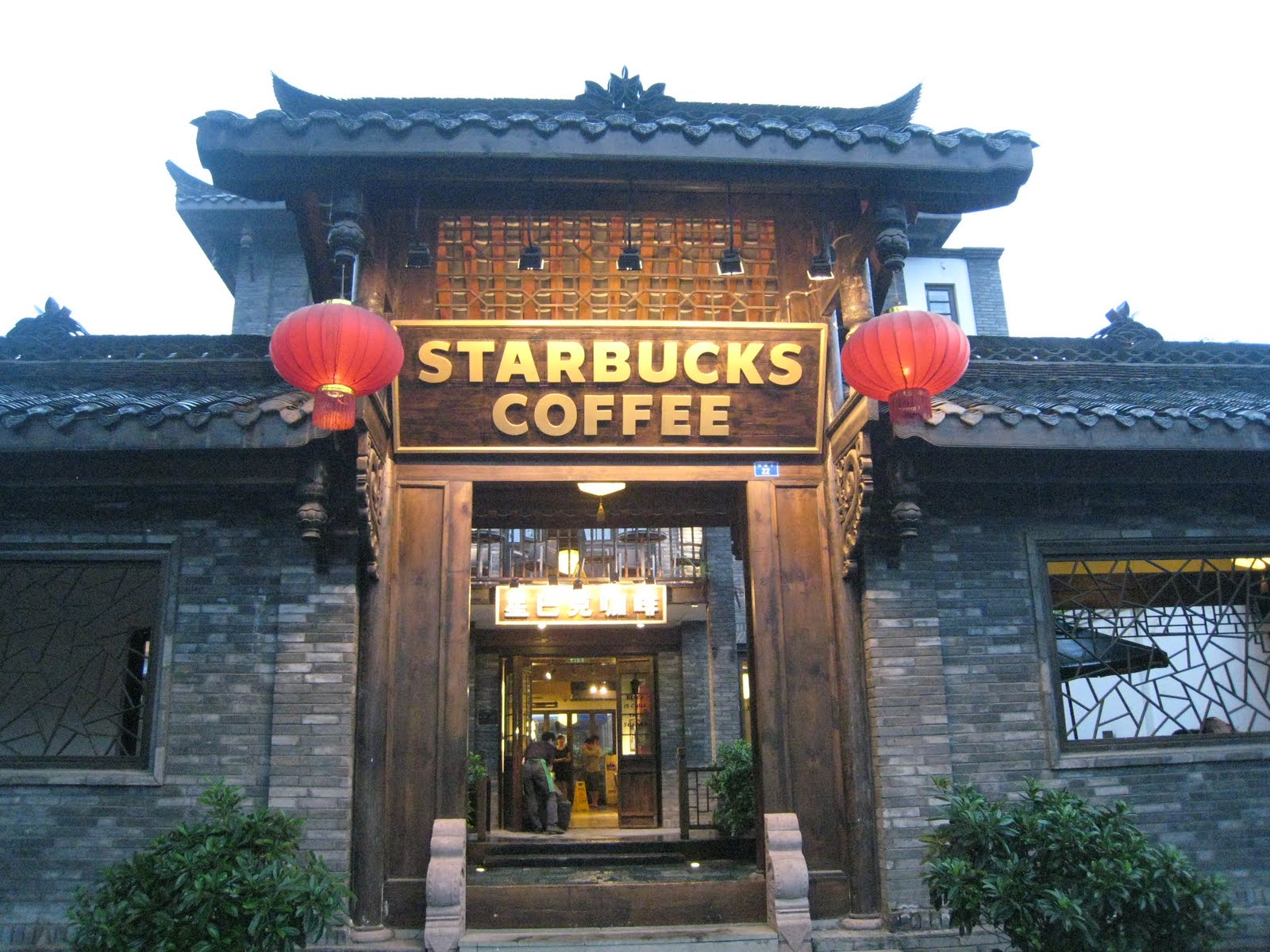 starbucks-in-wide-and-narrow-alley