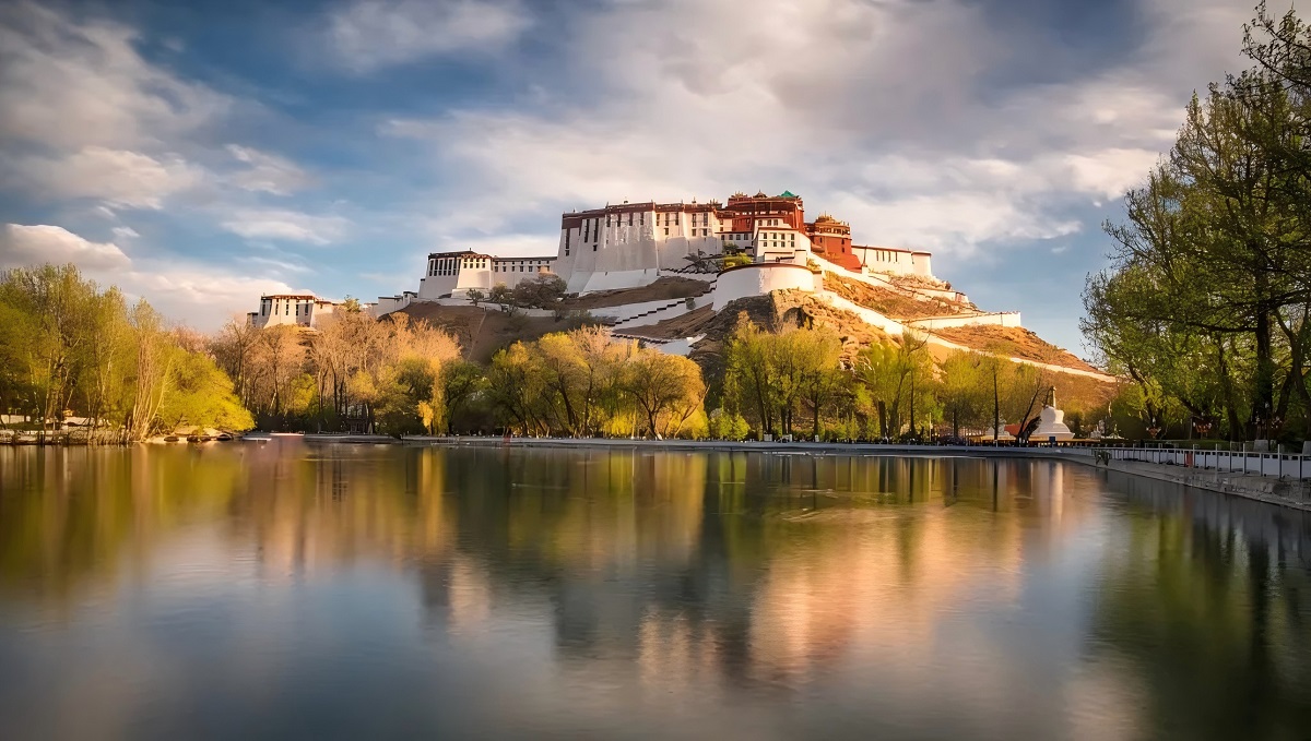 Potala-Palace-in-the-fall-1024x580