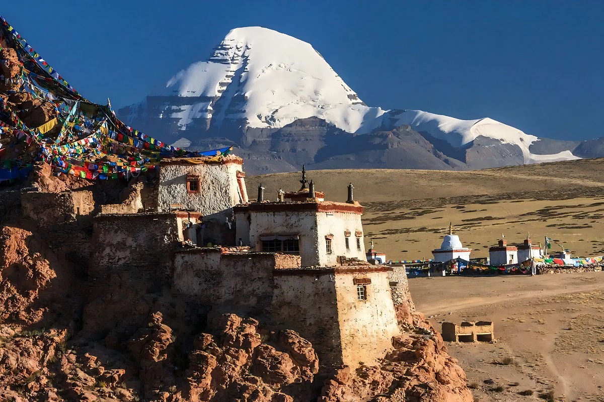 Chiu-Gompa-and-Mount-Kailash (1)