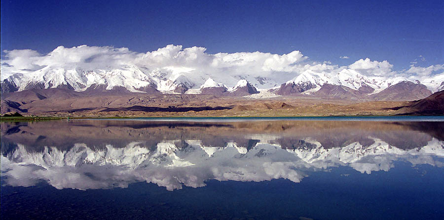 Mt_Kongur_Lake_Karakul_Xinjiang_China