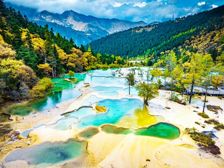 6-Day Western Sichuan Tour: Chengdu, Jiuzhaigou, Dujiangyan, Mount Siguniang, Huanglong