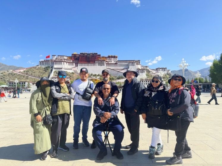 9-Day Scenic Tibet Journey – Tagong, Ranwu Lake, Midui Glacier, Lulang Forest & Lhasa