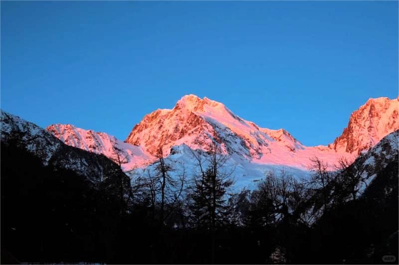 Hailuogou Glacier Travel Guide:Enjoy Hot Springs and Cable Cars