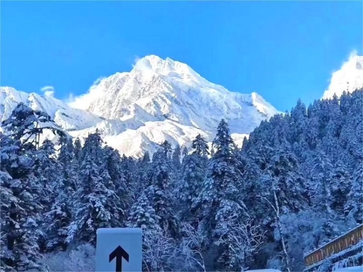 Hailuogou Glacier Travel Guide:Enjoy Hot Springs and Cable Cars