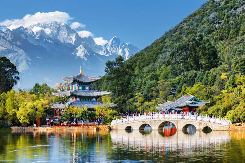 7-Day Yunnan-Tibet Highway Tour: Lijiang to Lhasa via Shangri-La & Meili Snow Mountain