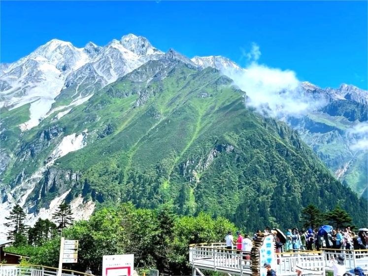 Hailuogou Glacier Travel Guide:Enjoy Hot Springs and Cable Cars