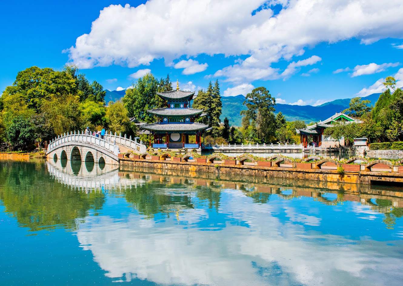 7-Day Yunnan-Tibet Highway Tour: Lijiang to Lhasa via Shangri-La & Meili Snow Mountain