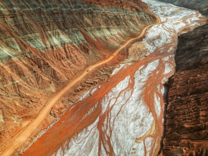 Xinjiang’s Red Rock Wonder: Canyons, Cliffs, and Natural Beauty