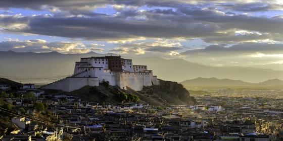 Shigatse, Tibet: A Travel Guide to Mount Everest, Tashilhunpo & Karola Glacier