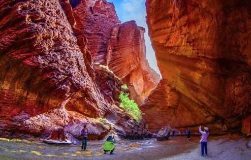 Xinjiang’s Red Rock Wonder: Canyons, Cliffs, and Natural Beauty