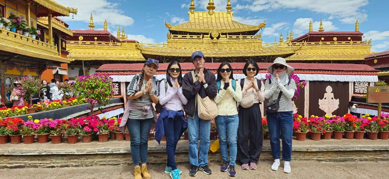 Tashilhunpo Monastery Tourists