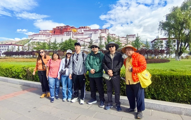 10-Day Tibet Classic Temple Tour: Lhasa, Everest Base Camp & Sera Monastic Debates