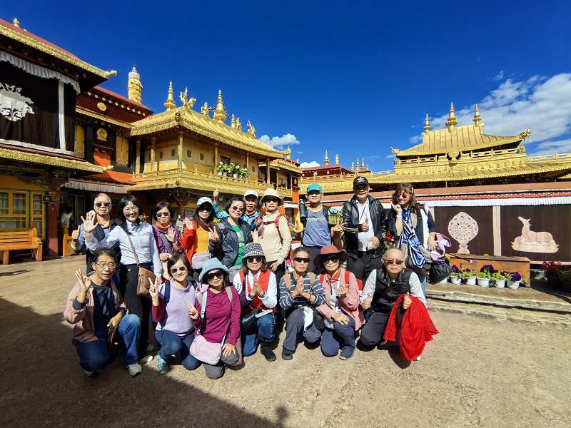 6-Day Chengdu to Lhasa Tour: Pandas, Potala Palace & Yamdrok Lake