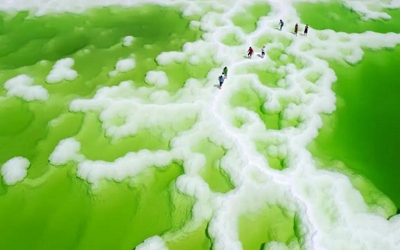 9-Day Northwest China Adventure – Qinghai Lakes, Deserts & Rainbow Mountains