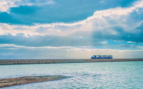 呜~呜~开往童话的茶卡盐湖小火车发车啦！_3_走进乌兰_来自小红书网页版