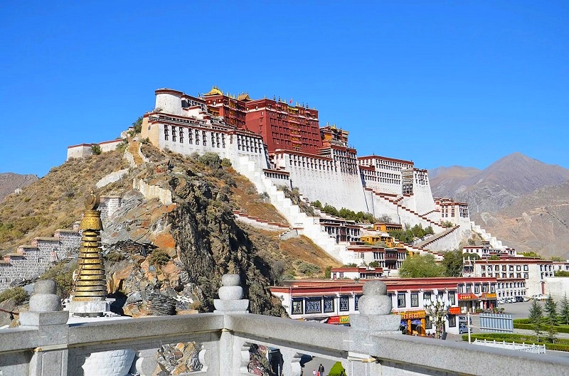 6-Day Chengdu to Lhasa Tour: Pandas, Potala Palace & Yamdrok Lake