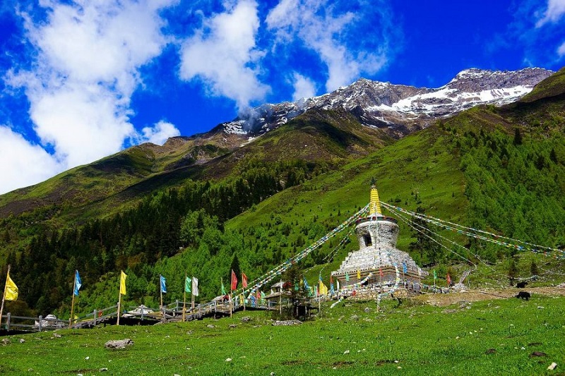 3-Day Western Sichuan Tour: Siguniang, Danba, Moshi Park, Yala Snow Mountain & More