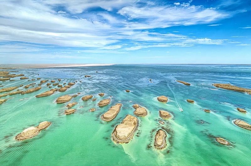 9-Day Northwest China Adventure – Qinghai Lakes, Deserts & Rainbow Mountains