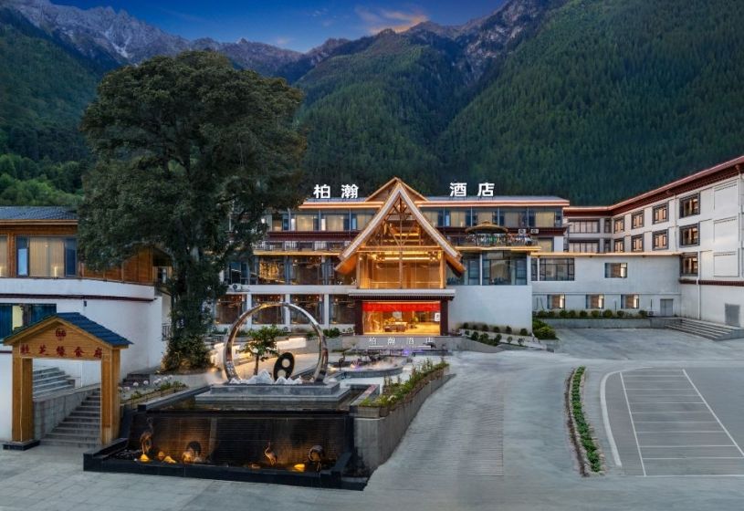 波密柏瀚酒店