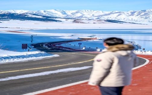 Winter Sayram Lake Travel Guide: Blue Ice Bubbles + Pink Sunrise & Sunset