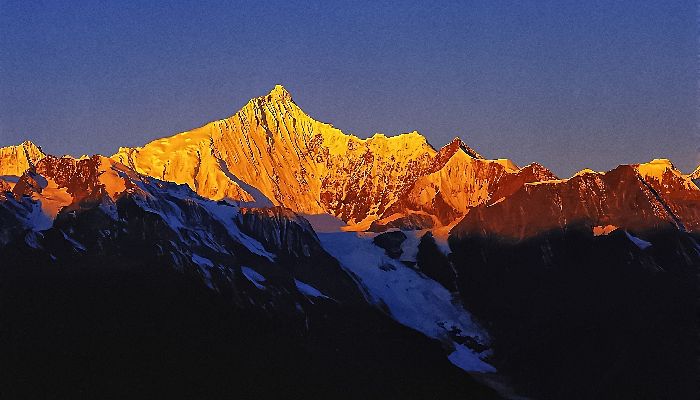 Mount Namjagbarwa in Autumn