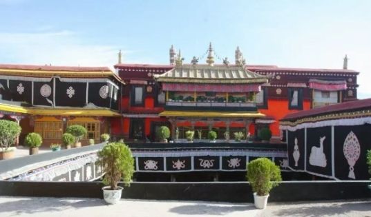 Is Tibet Worth Visiting? A Practical Travel Guide to the Plateau Holy Land