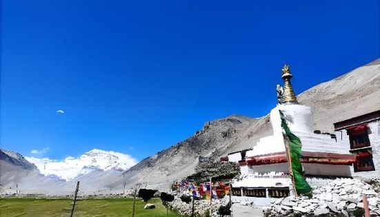 How International Tourists Can Sleep in a Tibetan Buddhist Monastery?