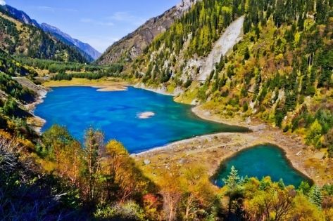 Jiuzhaigou Valley Scenic Area: Opening Hours, Seasonal Features, and Tour Routes