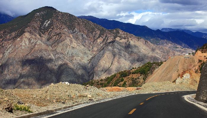 Scenery along a road in Northwest Yunnan