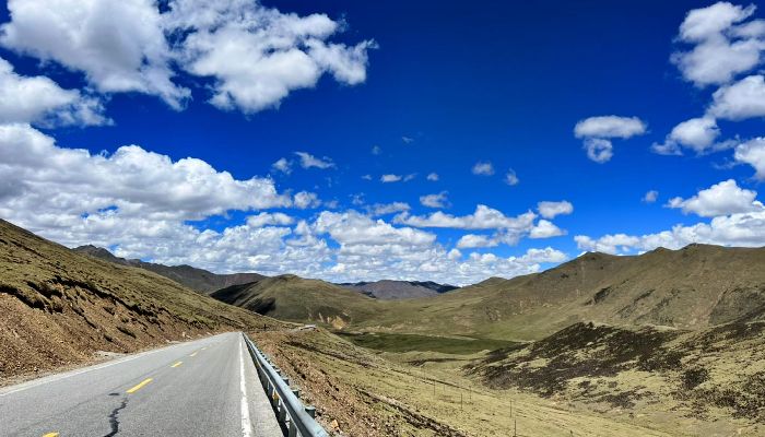 Sunny Day on Tibet’s Mountain Roads