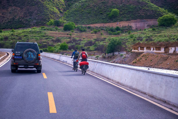 Two tourists are cycling to Lhasa 