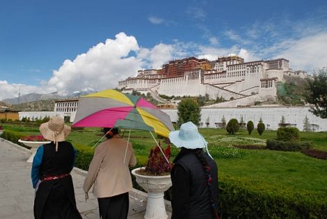 Lhasa Beyond the Icons: Sacred Hills, Hidden Monasteries, and the Living Urban Memory of Tibet