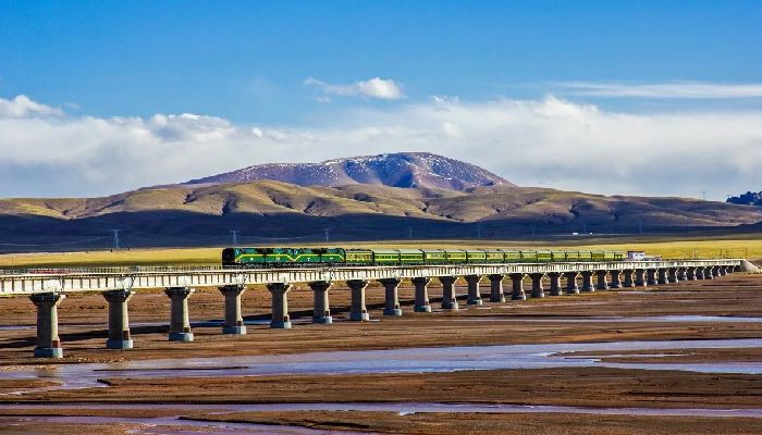 Scenery Along the Qinghai-Tibet Railway