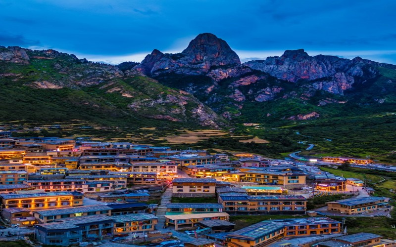 9 days Lanzhou to Aba In-Depth Adventure | Gannan Grasslands, Labrang Monastery & Lotus Peak