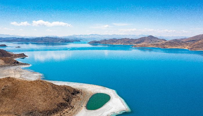 Yamdrok Lake in Tibet