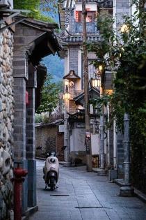 Dali Travel Guide: Best Things to Do Around Erhai Lake and Cangshan Mountain