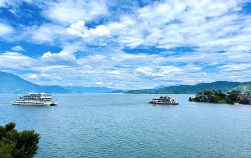 Erhai Lake Cruises in Dali: Sail Through Cangshan’s Peaks & Erhai’s Pristine Waters