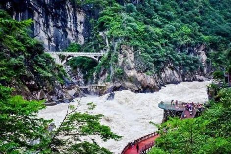 Yunnan Tiger Leaping Gorge Travel Guide: Uncover the Majestic Secret Along the Jinsha River