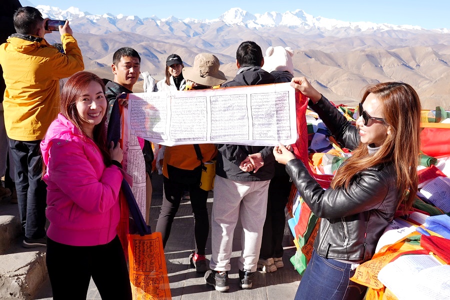 Tourist Photos of Yamdrok Lake