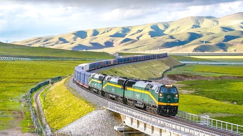 10-Day Flight-and-Train Deluxe Tibet Tour: Lhasa, Everest, Namtso & More