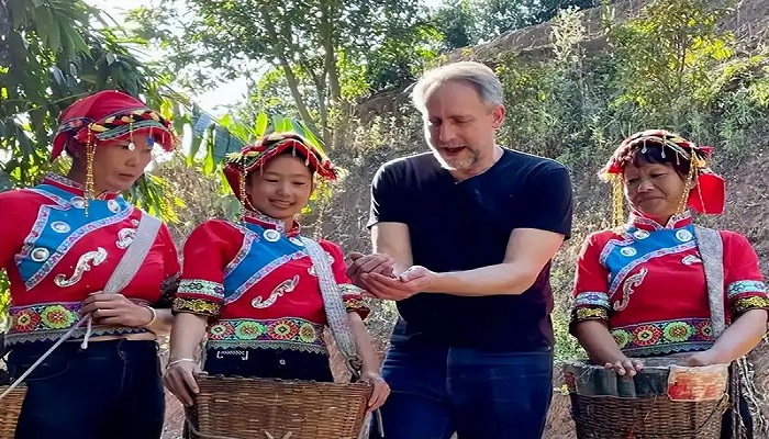 Singaporean Tourist Experiences Yunnan Ethnic Customs