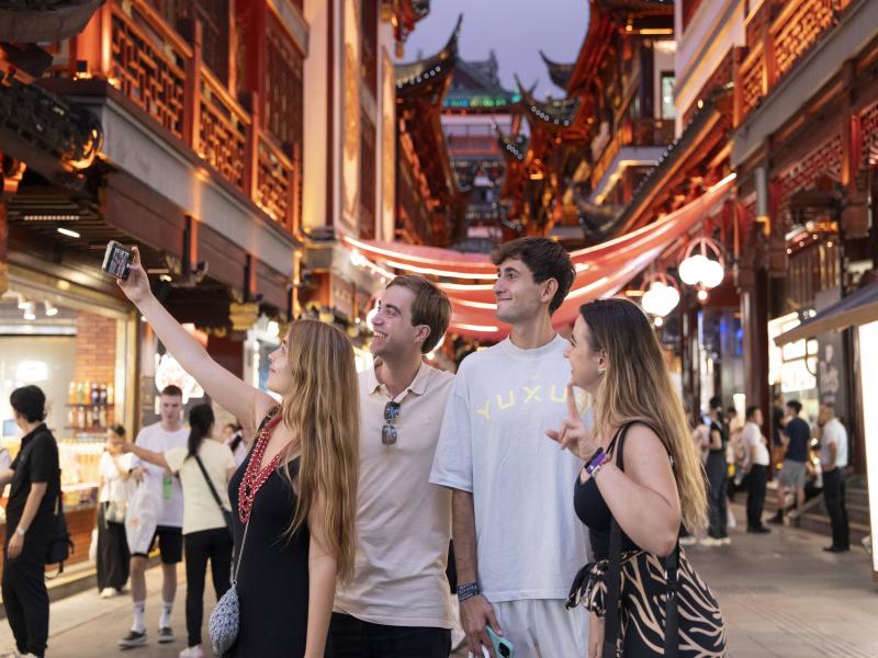 Foreign Tourists Experiencing China