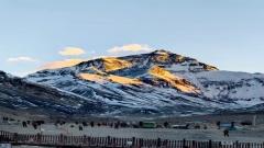 Everest Base Camp Travel Guide (Tibet) : A Practical, No-Nonsense Guide to Standing at the Foot of the World’s Highest Peak