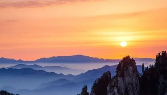 Sunrise and Sea of Clouds on Huangshan Mountain