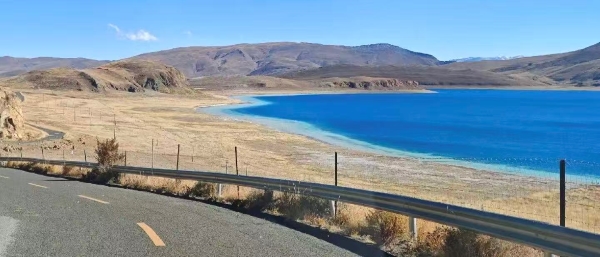 Section along Yamdrok Lake