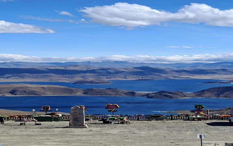 Yamdrok Lake Travel Guide:Best Viewpoints, Free Photo Spots & Self-Drive Tips in Tibet