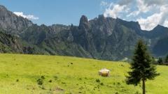 The Stone Fortress Above the Clouds: A Deep Guide to Zhagana’s Canyons and Grasslands