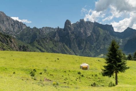 The Stone Fortress Above the Clouds: A Deep Guide to Zhagana’s Canyons and Grasslands